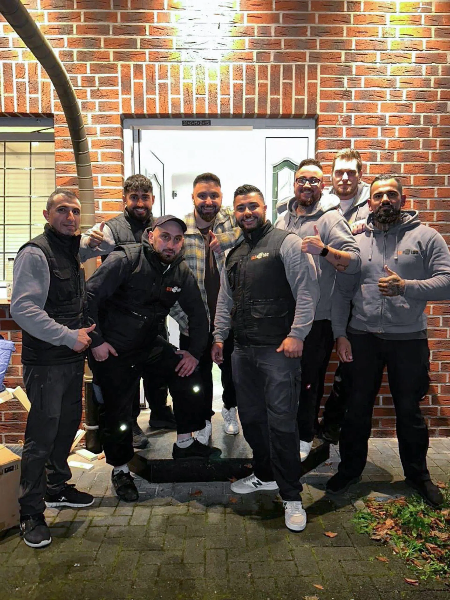 GLOLOG Team aus Hannover zeigt gemeinsam Daumen hoch